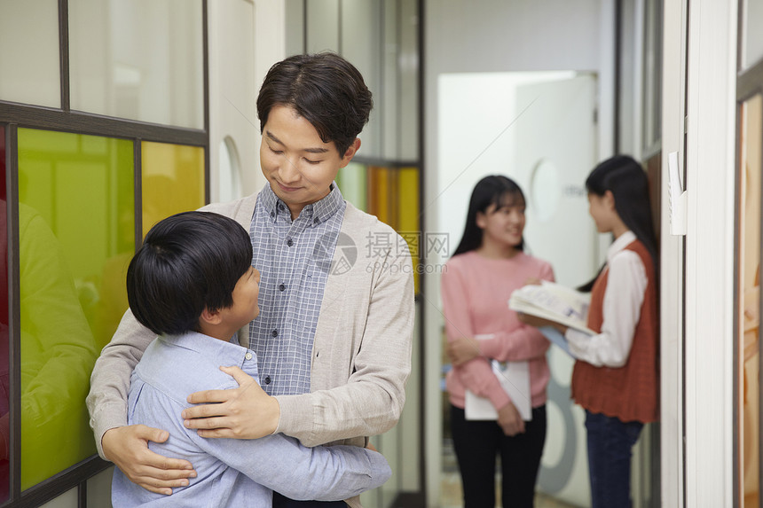 学校走廊里的学生和老师图片