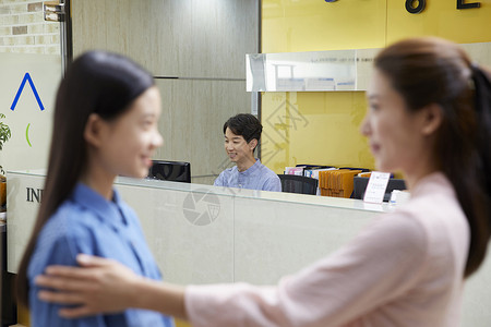 学生家长到学校咨询背景图片