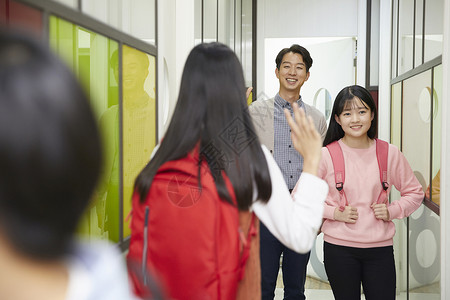 学校走廊里打招呼的学生和老师图片