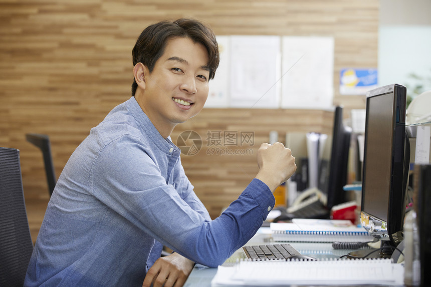 30岁韩国人年轻人学校老师姿势图片