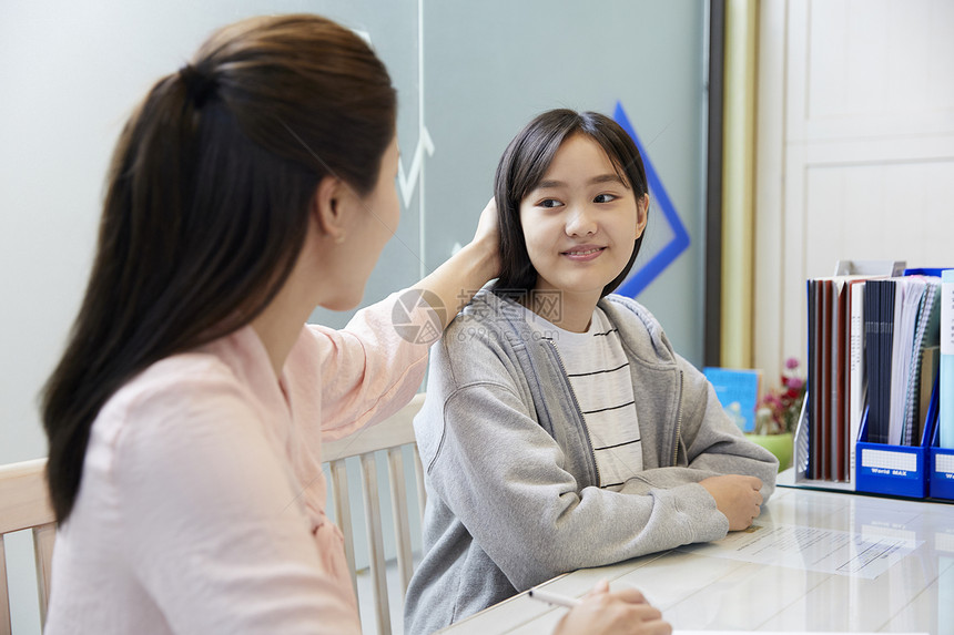 妈妈陪伴小孩学习图片