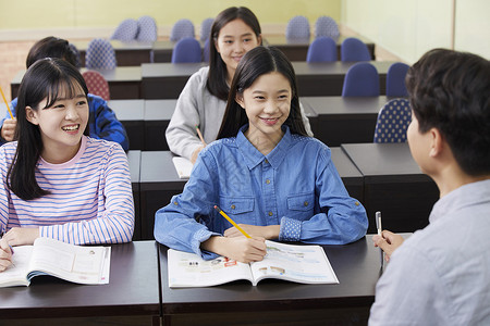 老师给学生补课图片