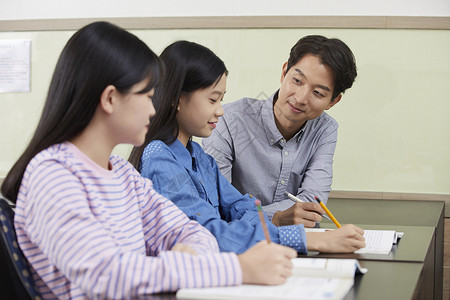 老师给学生补课图片