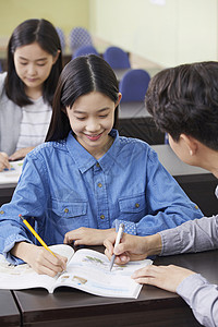 学校教室里老师指导学生学习图片