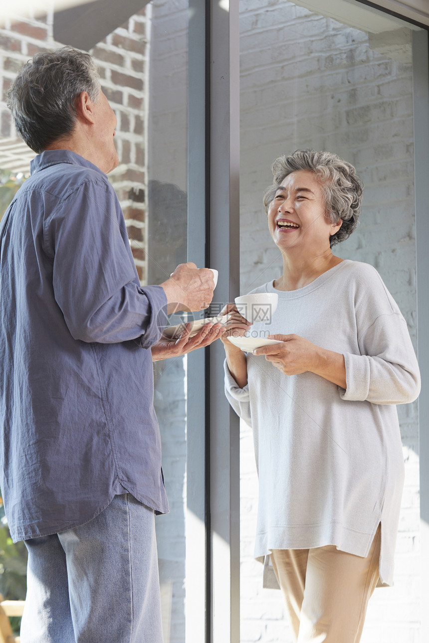 老夫妇居家喝茶休息图片