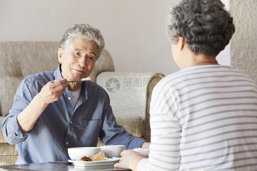 老夫妇享受午餐图片