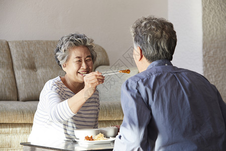 享受午餐的老夫妻图片