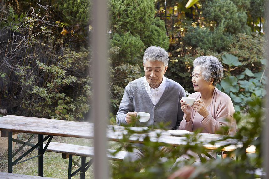 在花园享受下午茶的老夫妻图片