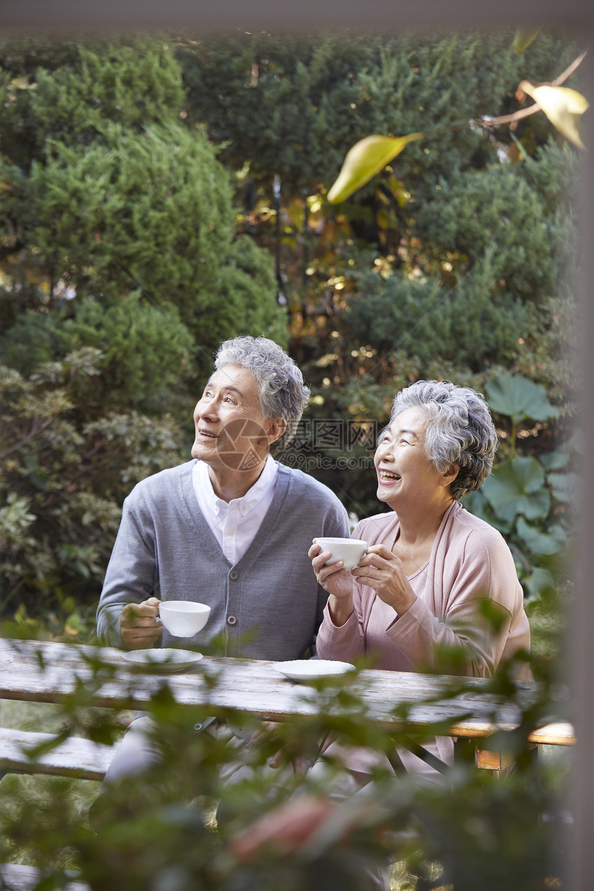 在花园享受下午茶的老夫妻图片