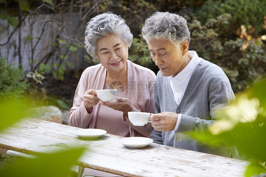 在花园享受下午茶的老夫妻图片