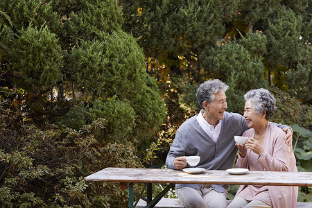 老年夫妻户外喝茶图片