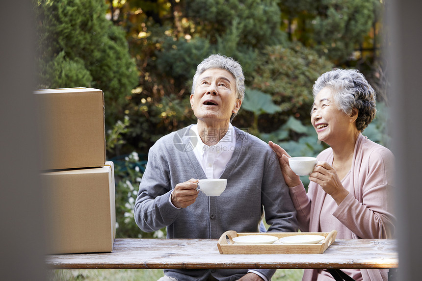 老年夫妇户外喝茶图片