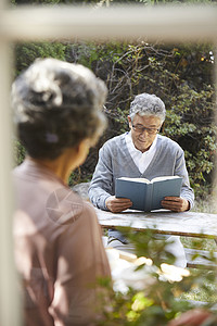 老年夫妇户外看书图片