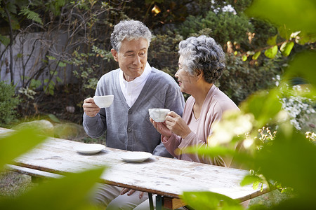 老年夫妇户外喝茶图片