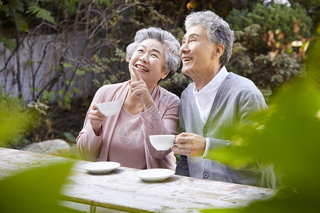 老年夫妇户外喝茶图片