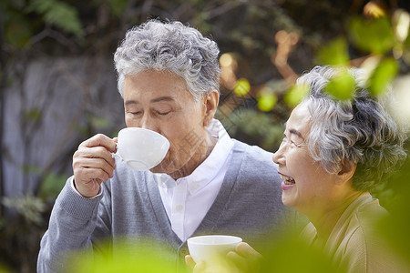 老年夫妇户外喝茶图片