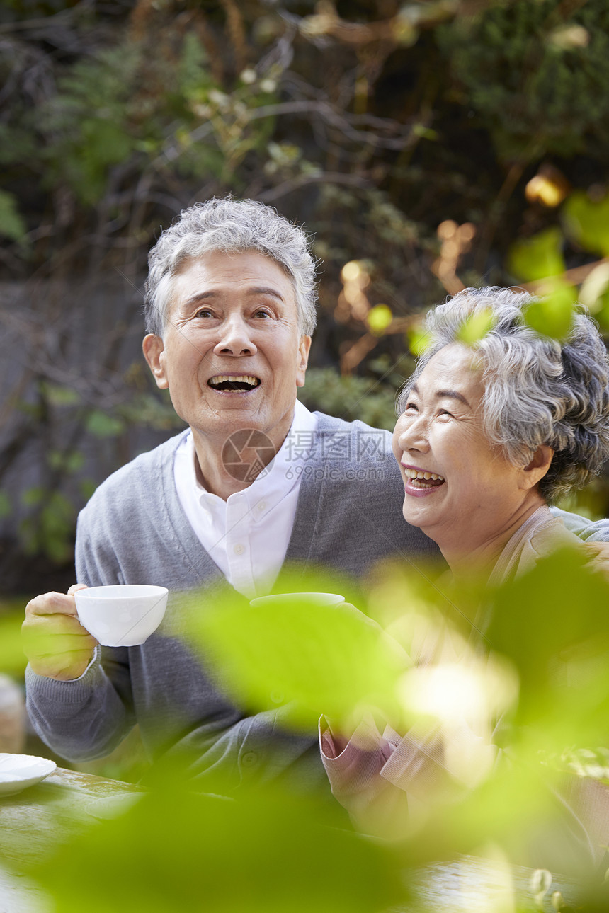 老年夫妇户外喝茶图片