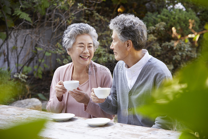 老年夫妇户外喝茶图片