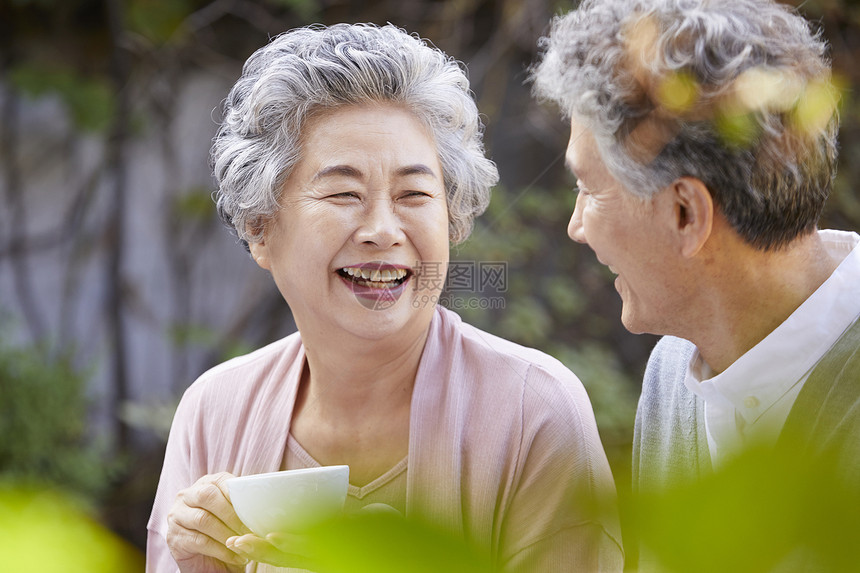 老年夫妇户外喝茶图片