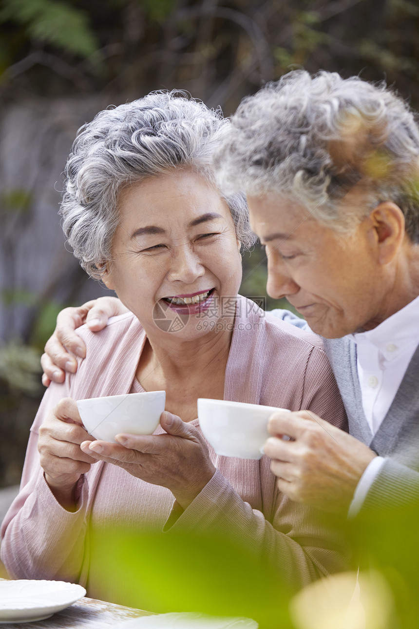 桌子韩国只有老年人家庭老夫妇丈夫妻子花园杯子图片