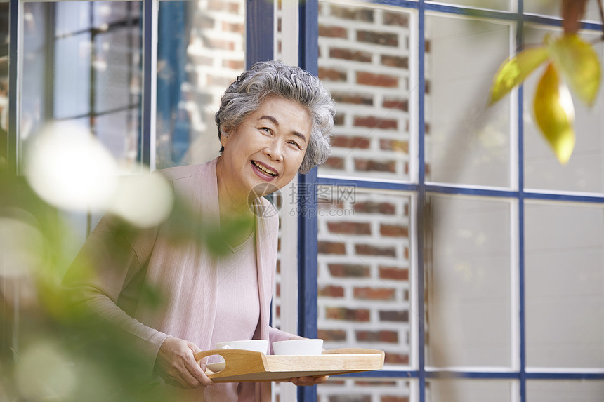 成人半身像店员老人祖母盘子图片