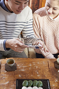 情侣茶室喝茶图片