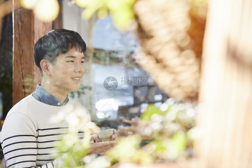 汽车打破举起年轻人茶馆图片