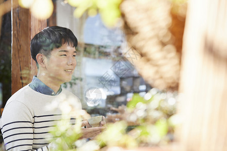 汽车打破举起年轻人茶馆图片