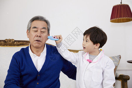 爷爷和孙子玩扮演医生和患者的过家家游戏图片