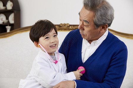 爷爷和孙子玩扮演医生和患者的过家家游戏背景图片
