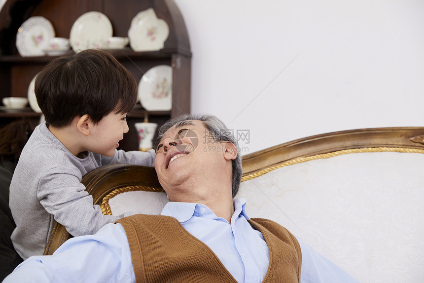 爷爷和孙子一起玩耍图片