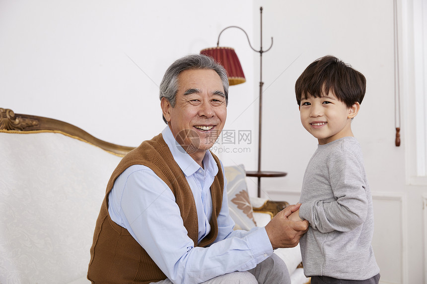 爷爷和孙子一起玩耍图片