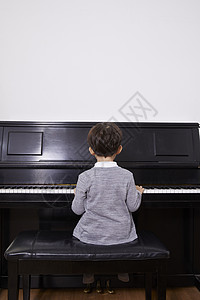 室内男孩弹钢琴图片