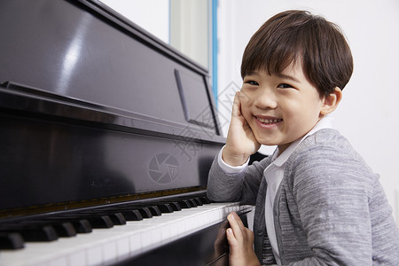 男孩们在奏钢琴嬉笑图片