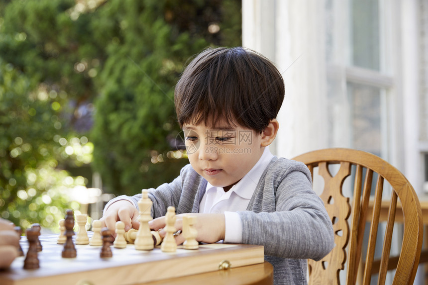 祖父孙子在下国际象棋图片