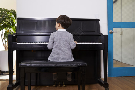 男孩在弹钢琴背影图片