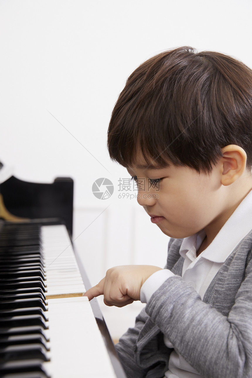 浓度大学生生活孩子们男孩们钢琴图片