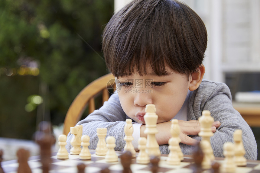 孩子在下国际象棋图片