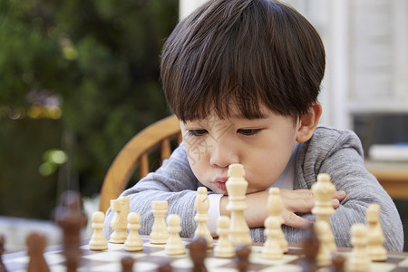 孩子在下国际象棋背景图片