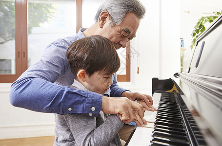 韩国钢琴素材快乐祖父孙子一起弹钢琴背景