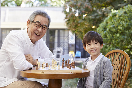 祖父孙子一起下象棋图片