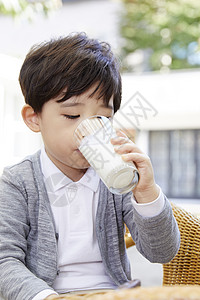 健康男孩喝牛奶饮料图片