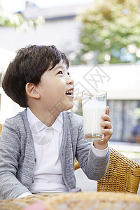 小朋友在喝牛奶图片