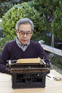 老人和打字机背景图片