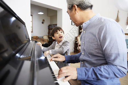 韩国钢琴素材老人和孙子的快乐时光背景