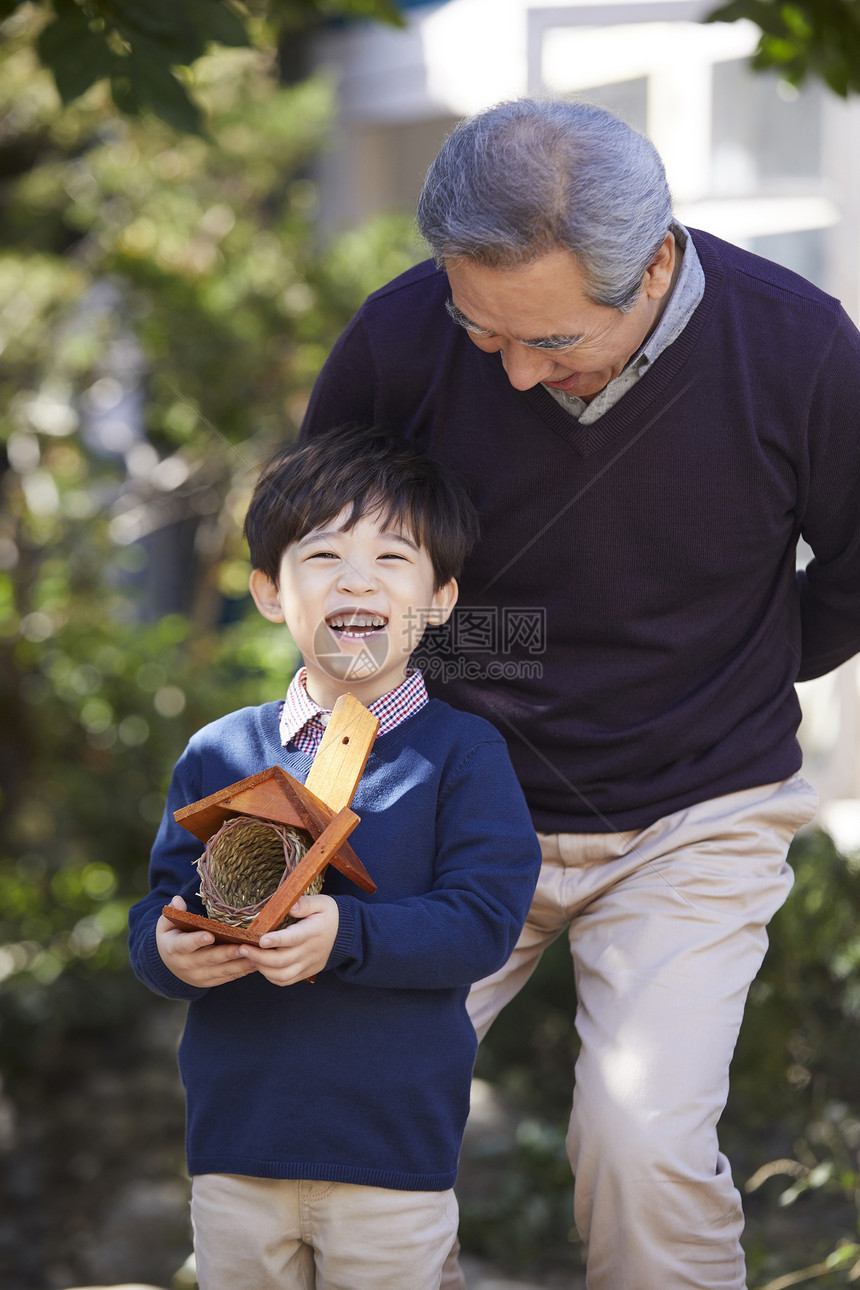 老人和孙子的快乐时光图片