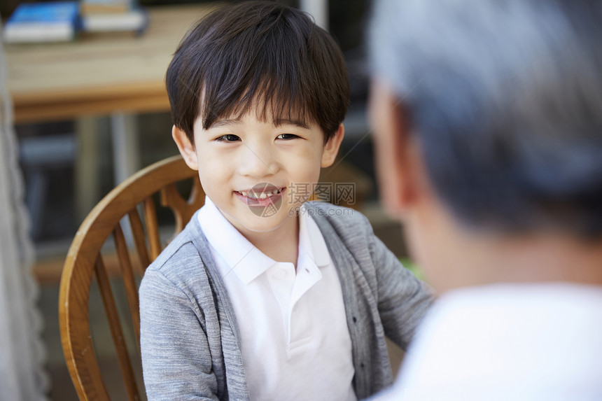 院子爷爷孙子在一起幸福的陪伴图片