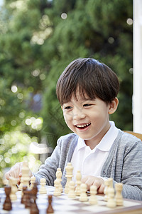男孩开心的下棋背景图片