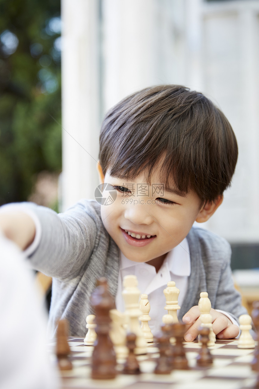 男孩下国际象棋图片