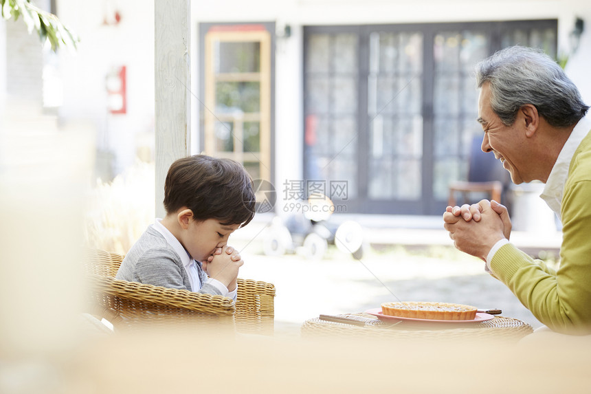 祖父孙子开心的吃食物图片